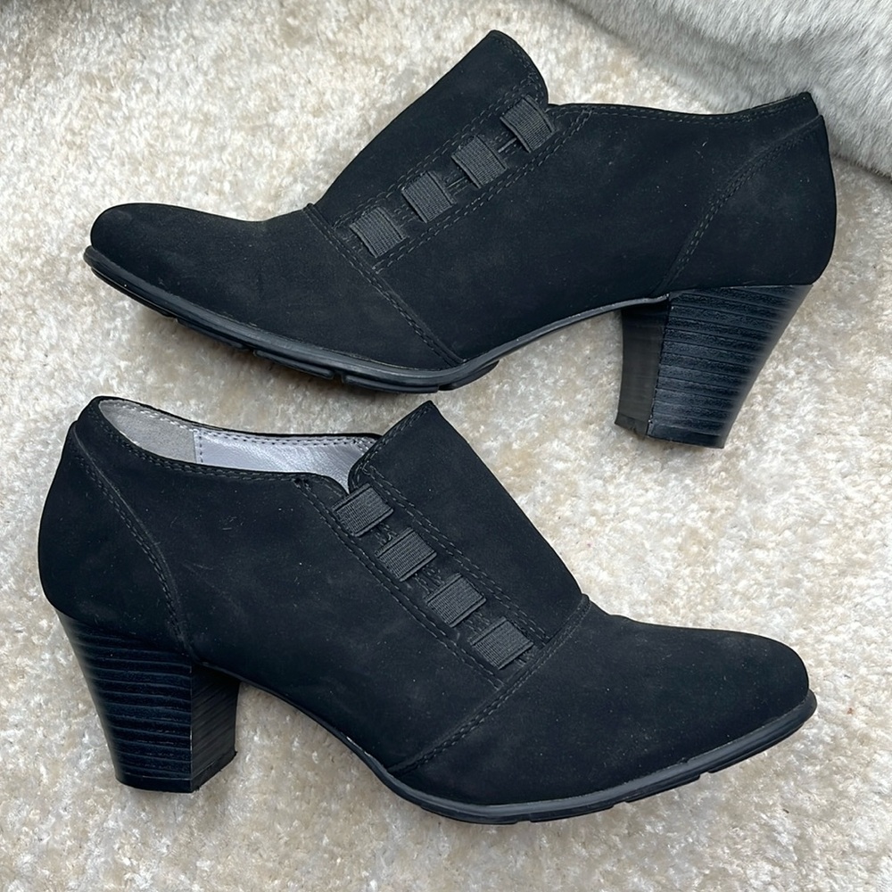 Black suede cliffs white Mountain slip on booties